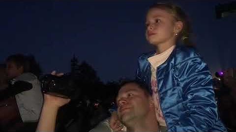 Милана Гогунская смотрит салют в Диснейленде и плачет