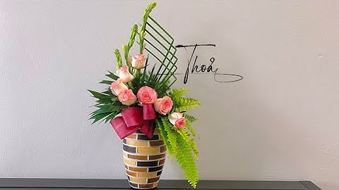 Cắm ít hoa mà vẫn rất đẹp và tinh tế! Tạo dáng thuỷ trúc cho bình hoa có điểm nhấn hơn!