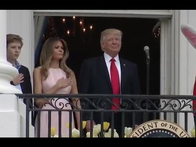 Меланија го потсетува Доналд Трамп што треба да прави додека свири химната