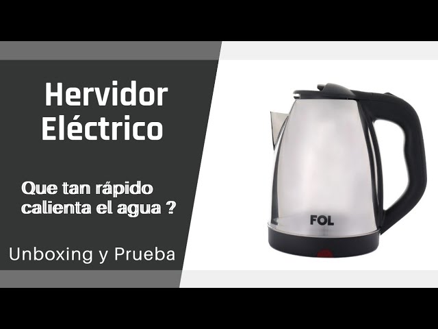 Hervidor eléctrico en la mesa de la cocina hierve agua pura