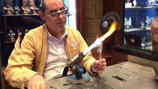 【TDL】ガラスのミッキーを作る職人さん Making glass Mickey by craftsman in Tokyo Disney Land