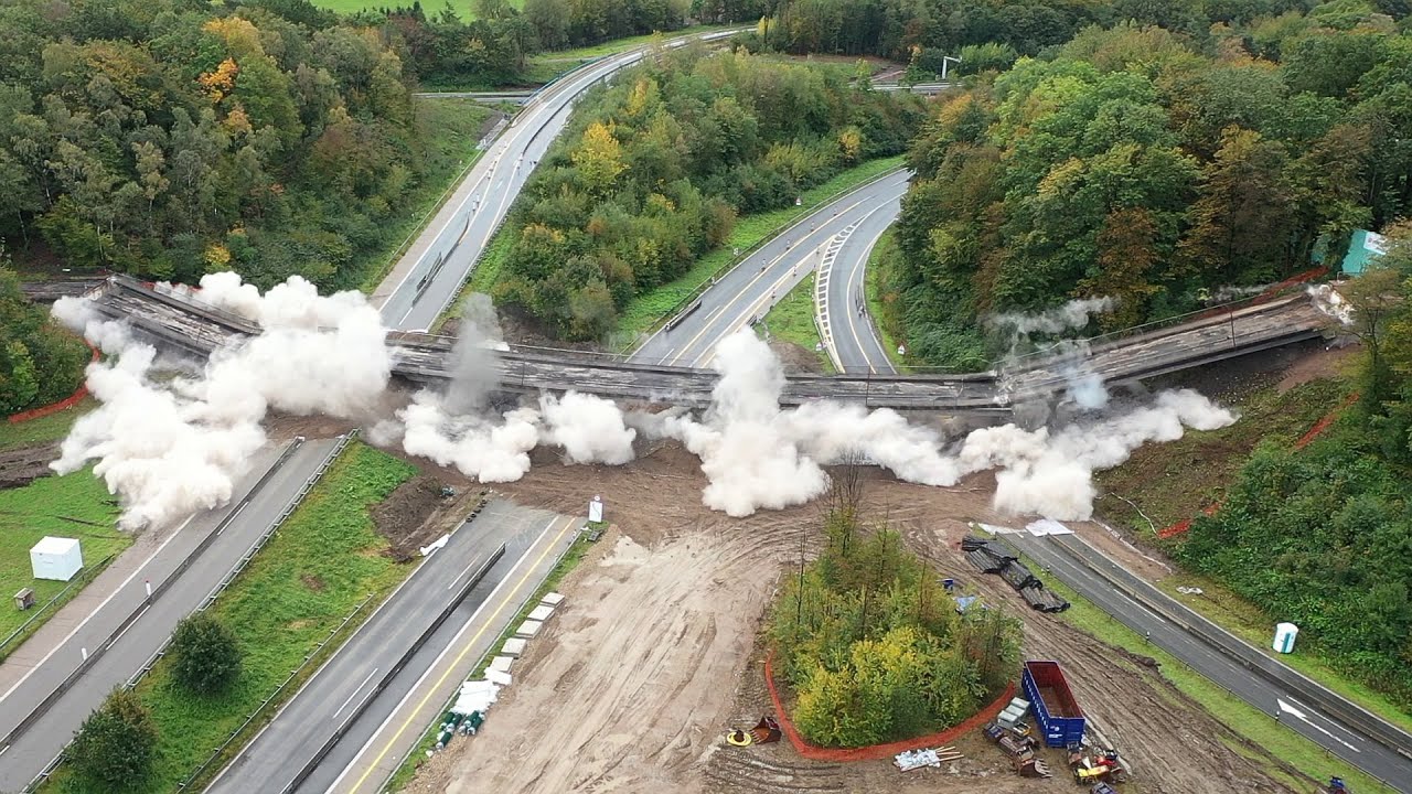 Sprengung Brücke im Autobahnkreuz Wuppertal Nord am 22.10.2023