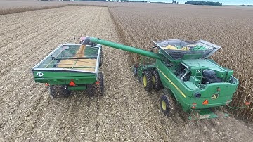 John Deere S660 unloading on the go