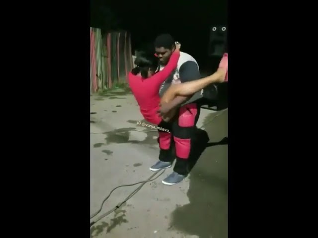 Tazama bonge alivyo onyesha mbwe mbwe kwa huyu dada bonge ni noma Tazama bonge alivyo onyesha mbwe mbwe kwa huyu dada bonge ni noma #1