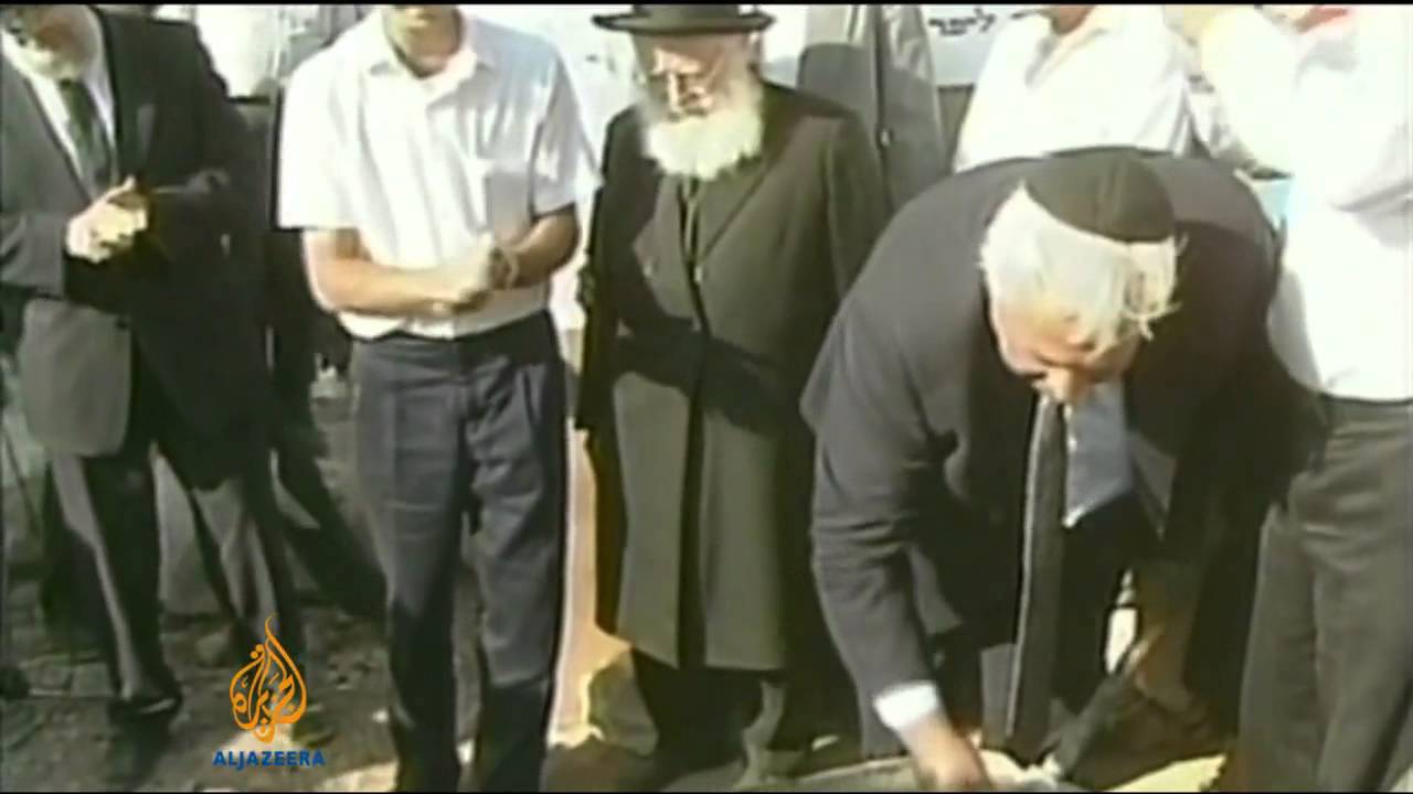 توم أكرمان من قناة الجزيرة يقدم آخر المستجدات حول وفاة شارون