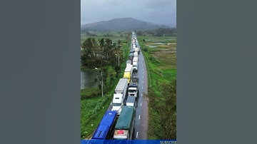 Nhiều tài xế, xe hàng mắc kẹt trên quốc lộ do lũ