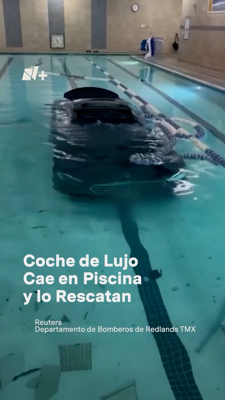 Coche de lujo cae a piscina y lo “pesca” una grúa para sacarlo - N+ #shorts