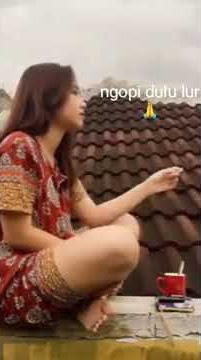 cewek ini enjoy merokok dan ngopi diatas genteng