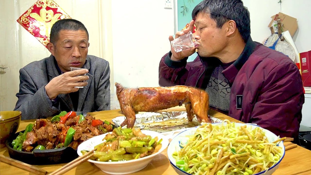 烤全兔配炒兔，大sao招待岳父，下酒菜备足，俩老爸拼酒，喝过瘾【徐大sao】 - YouTube
