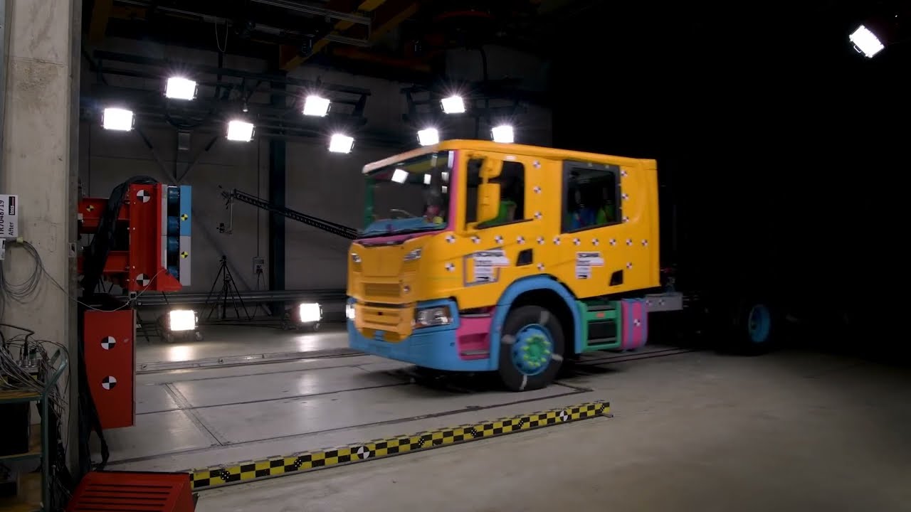 Краш-тест кабин грузовых автомобилей Scania - YouTube