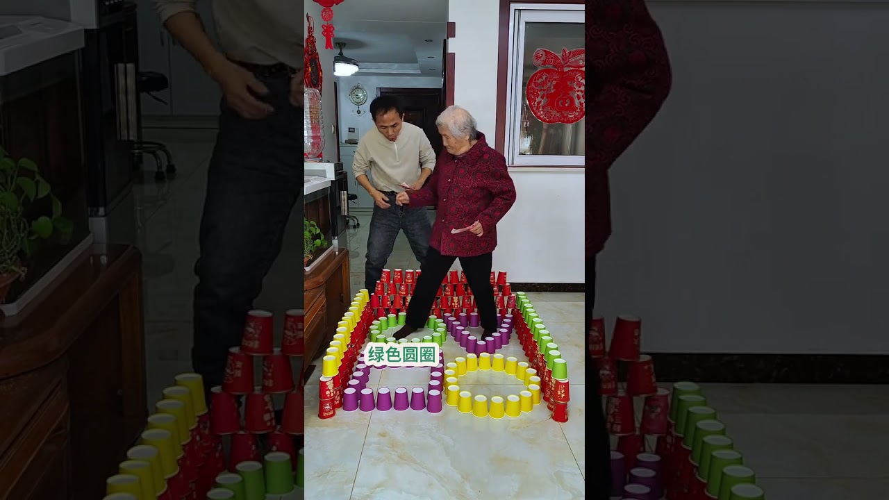 The color cup challenge with blindfolded eyes and one foot is fun haha. Winter fun in Huangshan