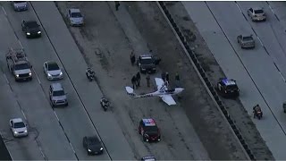 Sebuah pesawat mendarat darurat di jalan raya California