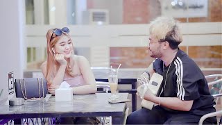 PRANK CEWEK DI CAFFE!! YANG JOMBLO GABAKALAN NAHAN NONTONNYA