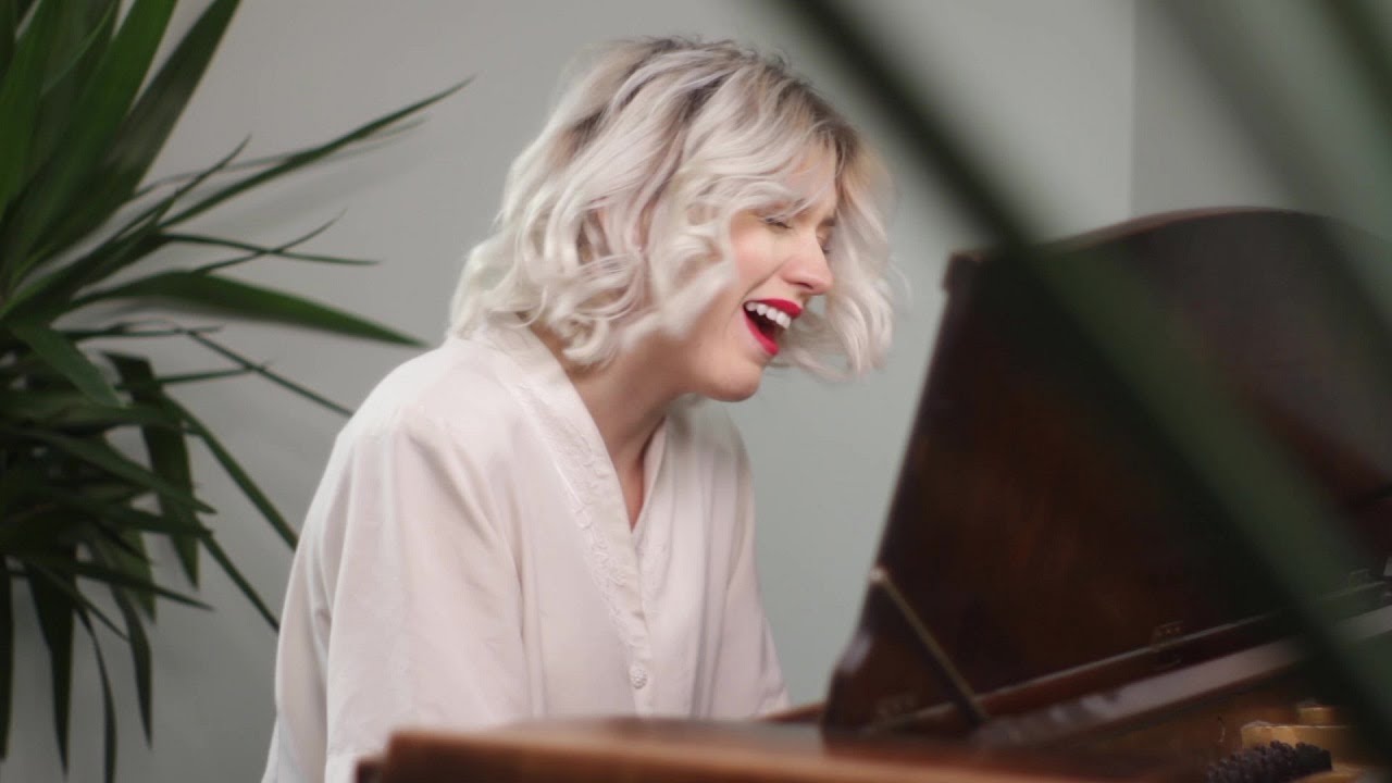 Laura Hickli - Hide Away (Live at Leroux Studios) adlı videoyu YouTube'da izle Laura Hickli - Hide Away (Live at Leroux Studios) adlı videoyu YouTube'da izle