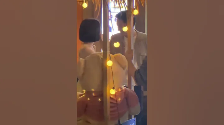 路人鏡頭向下的#秦嵐 和#王陽 ，這兩人說是二十幾歲的小情侶我也信！ - 天天要聞