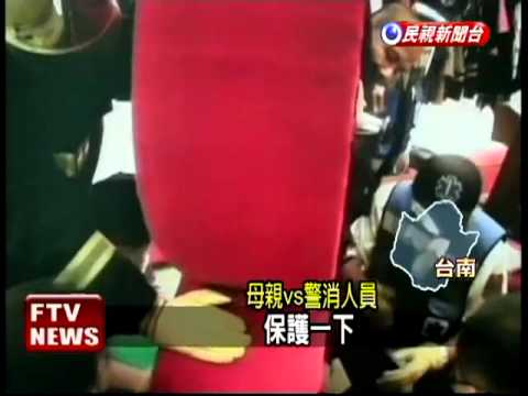 頑童店中玩 頭卡沙發急搶救－民視新聞