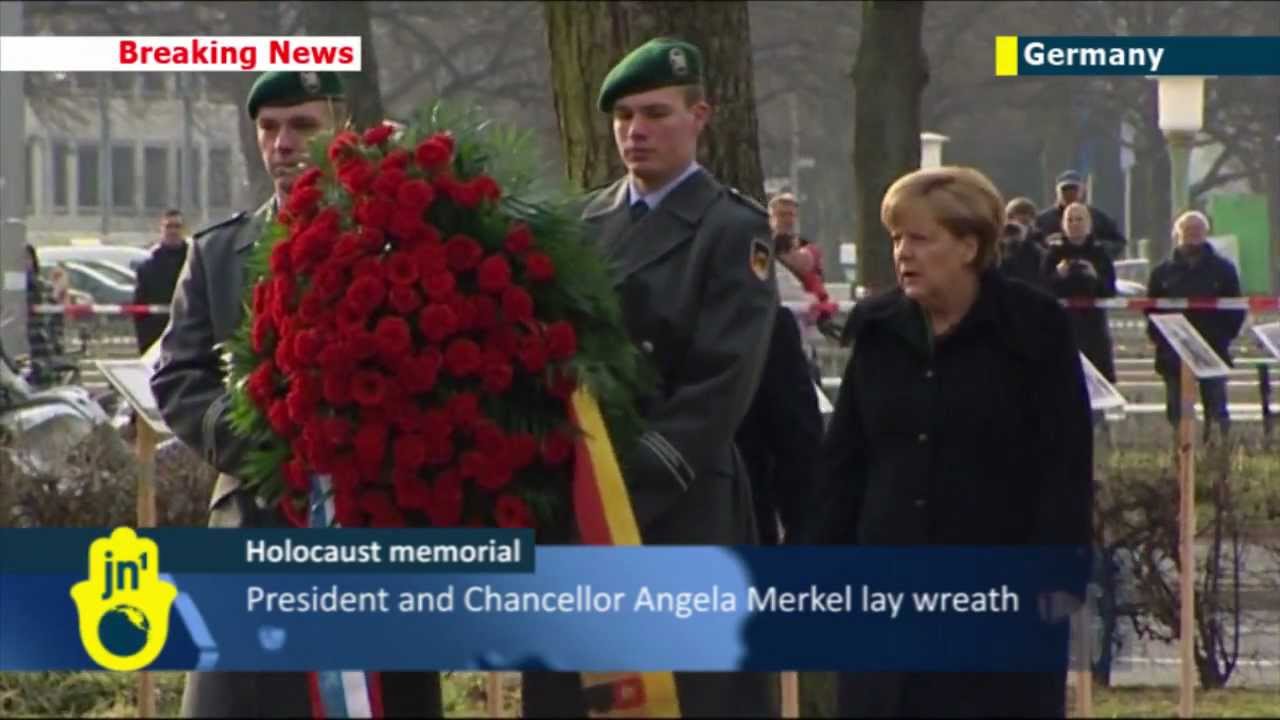 Putin and Merkel lay wreath at WW2 memorial