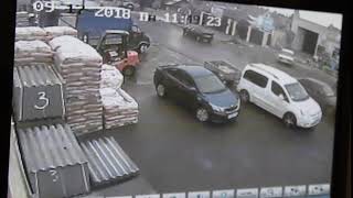В Аткарске сбили пешехода на улице Чернышевского. Момент ДТП попал на видео В Аткарске сбили пешехода на улице Чернышевского. Момент ДТП попал на видео