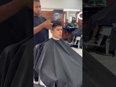 Video: 4 formas de peinar el cabello corto con permanente