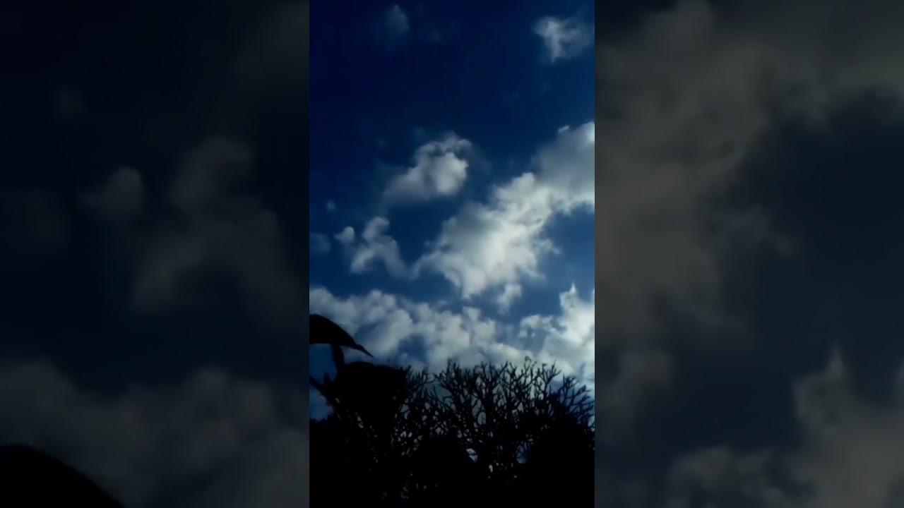 gulungan vidio langit biru awan bergerak