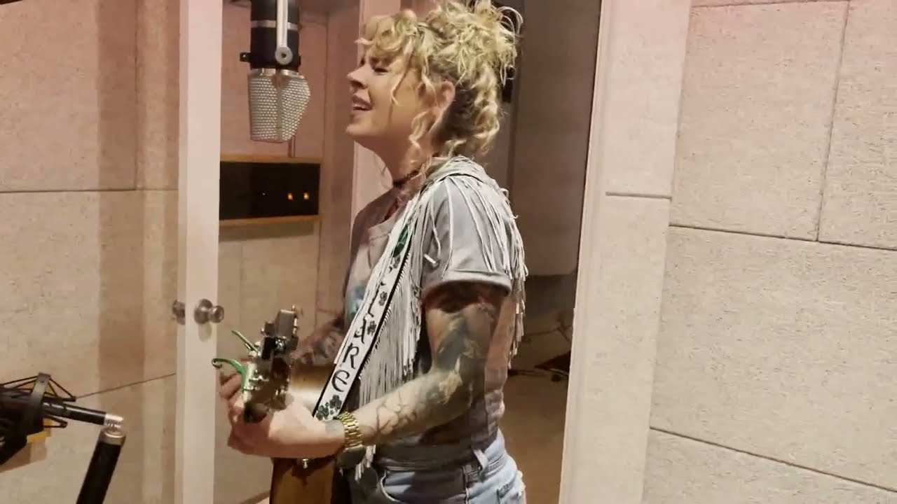 在 YouTube 上观看 Clare Cunningham - ''Microscope'' - Live studio version 在 YouTube 上观看 Clare Cunningham - ''Microscope'' - Live studio version