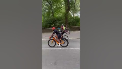Удивительно ШОК 🤯 Как они это делают велосипедист?