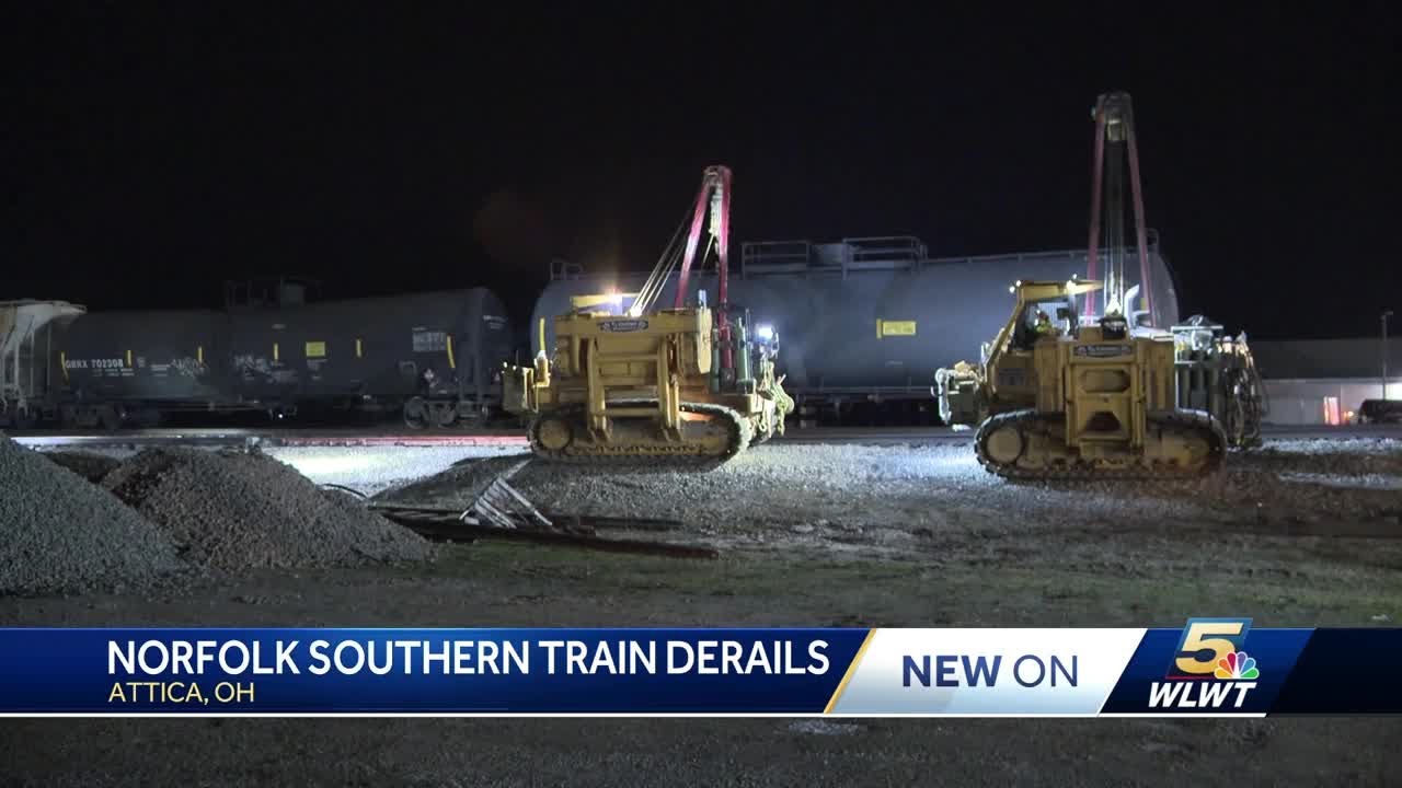 Norfolk Southern train derails in northern Ohio, leaks alcohol - YouTube