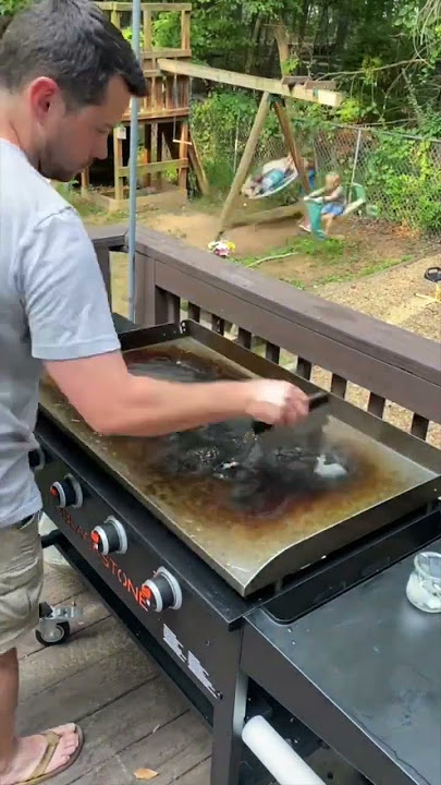 How to clean your blackstone after cooking. #lifehacks  #blackstonegriddle #blackstone