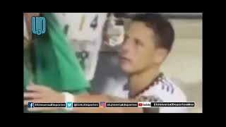 Javier Hernández Tira la bandera de mexico al suelo.