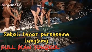 Keseruan Nelayan Saat Menaikan Ikan Di Atas Kapal