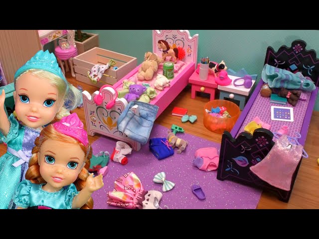 What a mess ! Elsa & Anna toddlers are cleaning their rooms class=