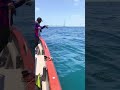 【暴れすぎ】船の上で大暴走ｗｗｗ釣り上げた瞬間のパワーがケタ違いに生猛すぎるバケモノ 🎣😱
