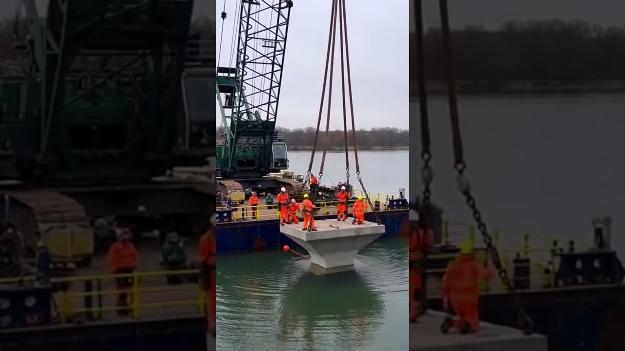 Обрушение моста запечатлено на камеру. Экскаватор рухнул вниз посреди хаоса!
