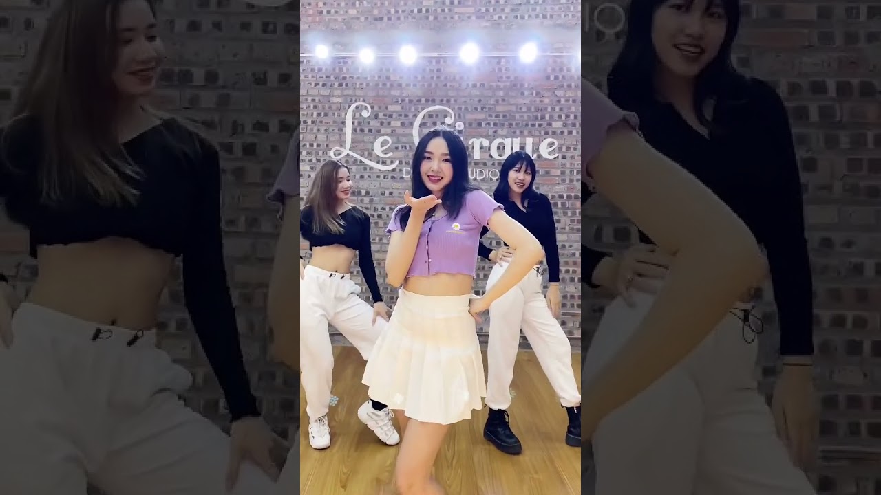 Watch VŨ ĐIỆU MÁY BAY TRỰC THĂNG - Red Queens on YouTube Watch VŨ ĐIỆU MÁY BAY TRỰC THĂNG - Red Queens on YouTube