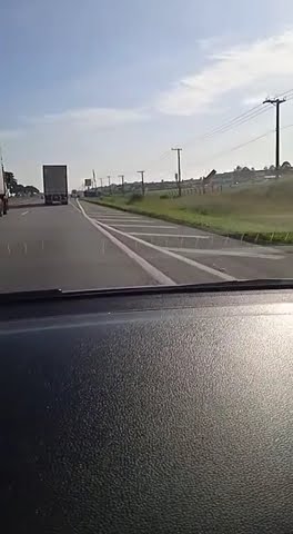 Ônibus tomba e deixa 8 pessoas feridas na Dutra em Lorena