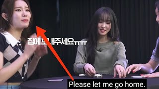 Weeekly's Monday is Afraid of Yuju!   bleeds her finger