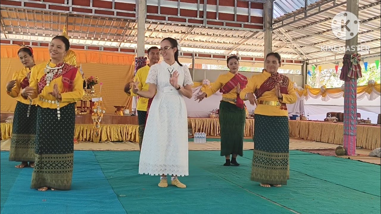 ป้าแต๋นร่วมรำกับแม่สว. 