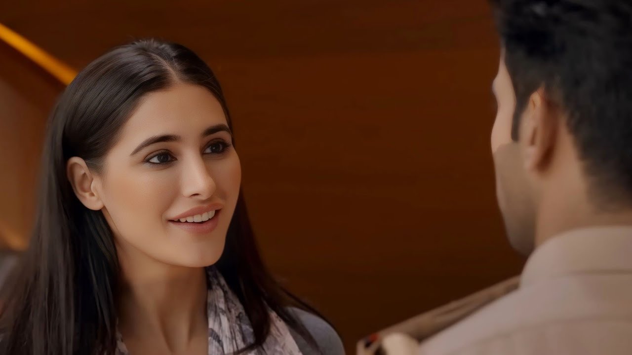 A beautiful journalist sent to India on assignment falls in love with her bodyguard .... 