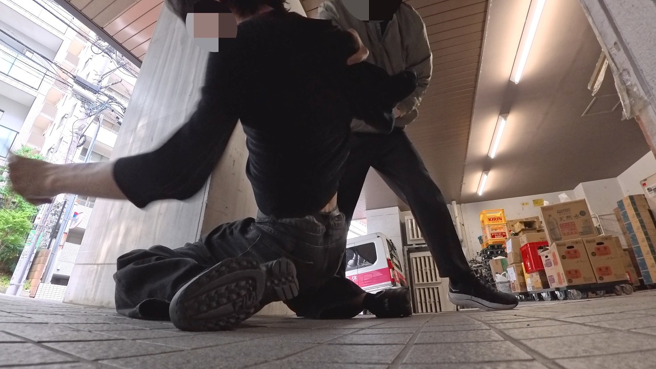 【隠滅&隠匿】ガードレールを飛び越え通行人を突き飛ばし、隠したいモノの為に死に物狂いで抵抗する疑いがある男　ドキュメンタリー　スーパードミネーターリキ　日本のリアル　注意喚起　気をつけてください