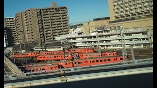 吉備線のキハ40系が多数並んだ岡山気動車区を見ながら岡山駅に到着する山陽新幹線下りN700系のぞみの車窓