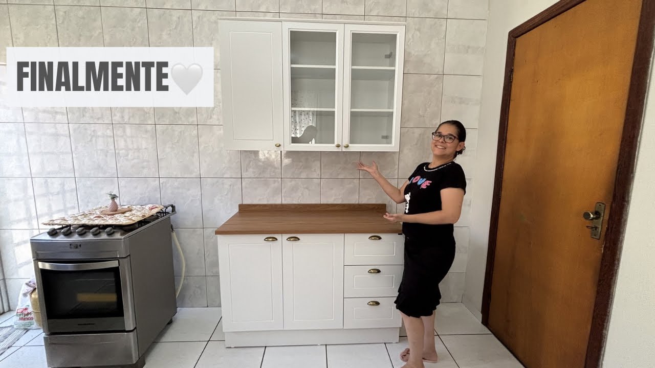 Depois de 2 meses sem armário, minha cozinha finalmente começou a tomar forma 🤍