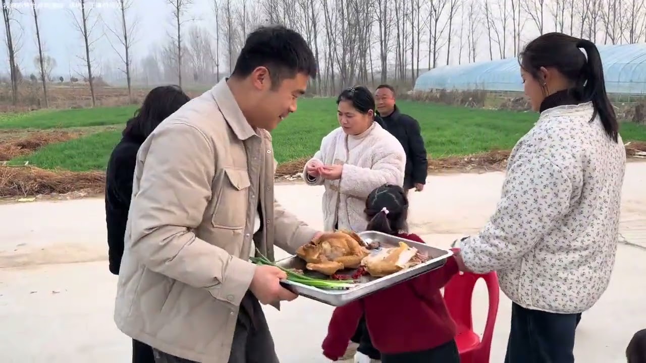 今天阿杜请大家吃麻椒鸡，都夸赞味道很好，希望这次能把生意做好