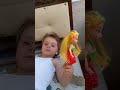 Prenses Ömür çilek bebeğiyle oynuyor.