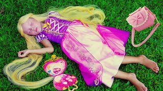 Alice Pretend Princess Rapunzel and play with Mommy with makeup toys