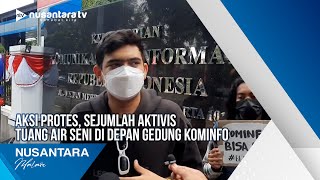 Aksi Protes, Sejumlah Aktivis Tuang Air Seni Di Depan Gedung Kominfo