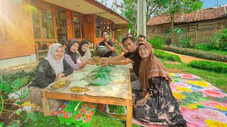 Makan Lahap Nasi Liwet di Rumah Mangpep Cianjur. Cerminan Keluarga Bahagia Hidup Di Kampung