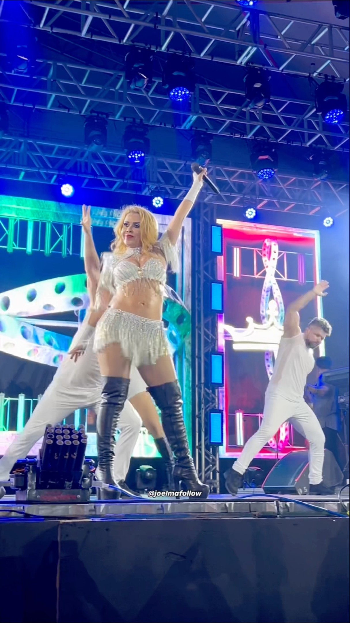 Joelma brilhando na coreografia de Aquele Alguém