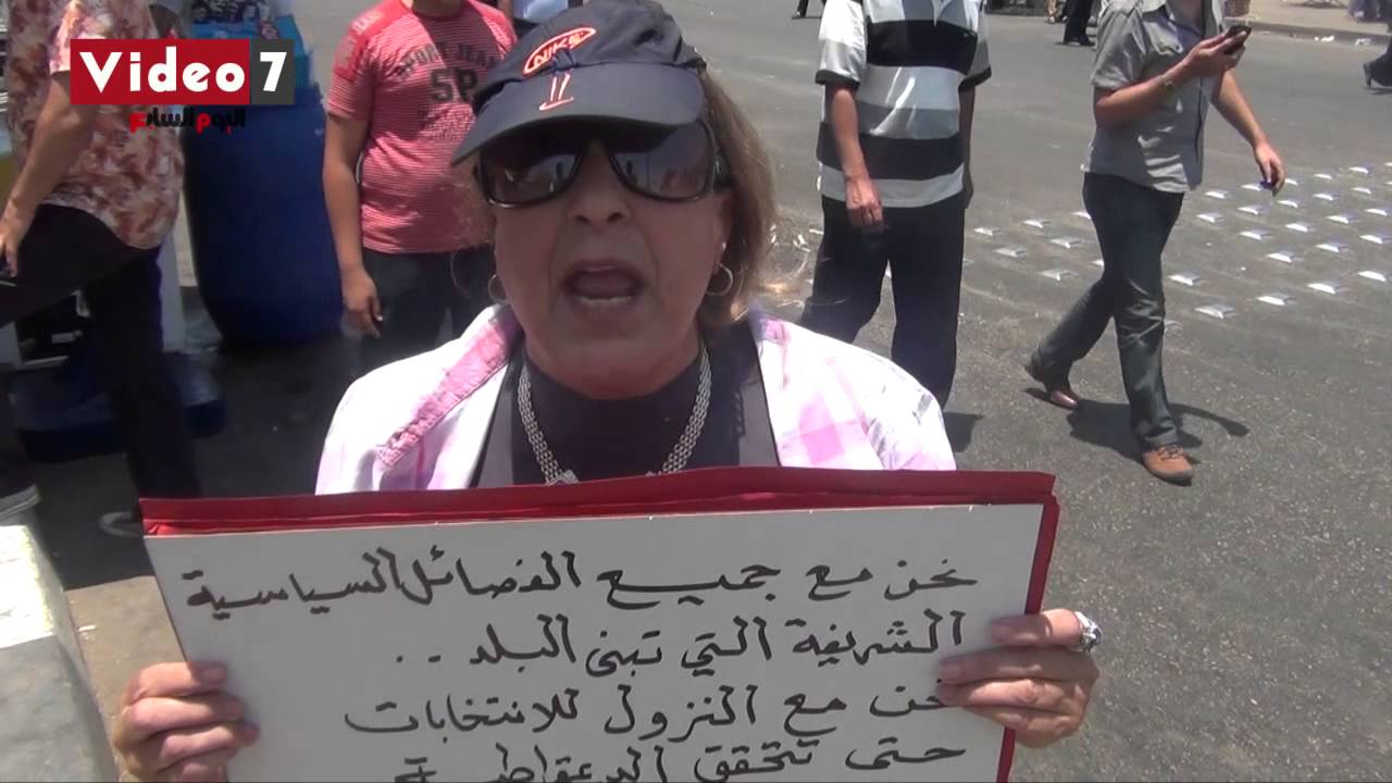 مؤيدة لـمرسى أمام رابعة العدوية النزول 30 يونيو فيه سم قاتل