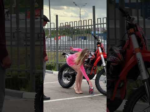 Заправила мотоцикл маслом вместо бензина 🫣 Что было дальше?