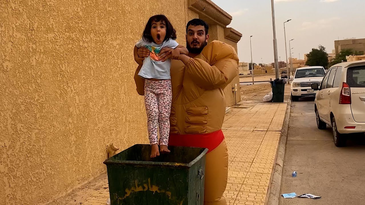 رجل العضلات قرر يرمي ميمي في الزباله شوفوا ايش السبب!